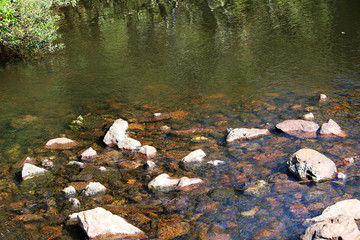Lagoa com pedras