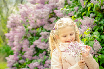 Obraz na płótnie Canvas happy girl in spring nature