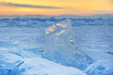 Озеро Байкал. Ледяные торосы на восходе солнца зимним утром в районе мыса Кадильный