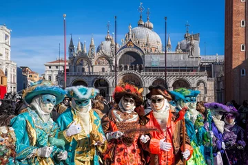 Papier Peint photo Lavable Venise Masques de carnaval colorés lors d& 39 une fête traditionnelle à Venise, Italie