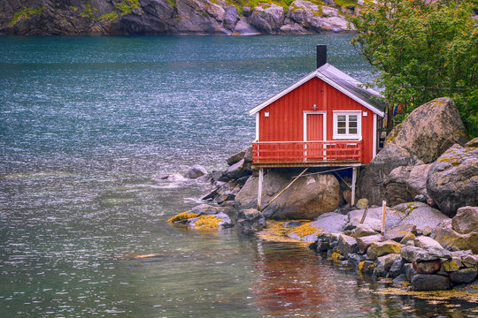 norwegisches Holzhaus am Wasser