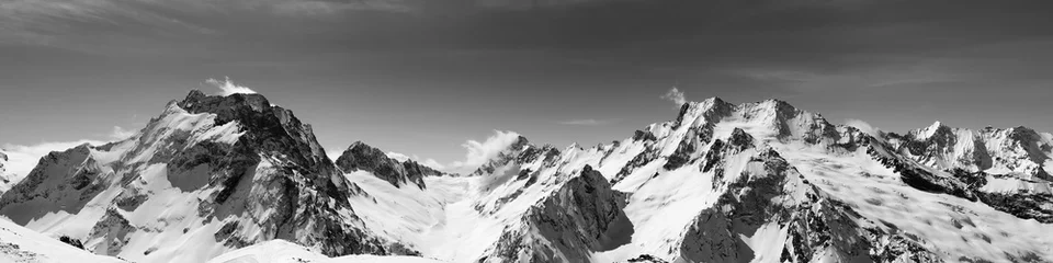 Gordijnen Zwart-wit panoramisch uitzicht op besneeuwde bergtoppen © BSANI