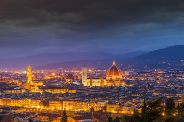 Fototapeta na wymiar Florence et la Cathédrale Santa Maria del Fiore la nuit, Toscane en Italie