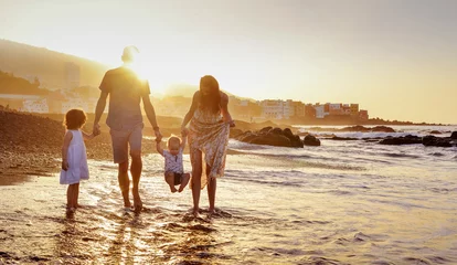 Foto auf Acrylglas Fröhliche Familie, die Spaß am Strand hat, Sommerporträt © konradbak