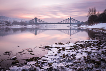 Die Brücke in der Stille