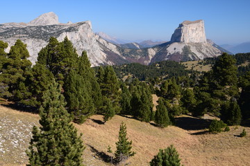 Le Grand Veymont (2341 m) et le Mont Aiguille (alt 2087 m), vus du plateau du sud Vercors