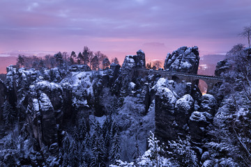 Die Brücke im Schnee
