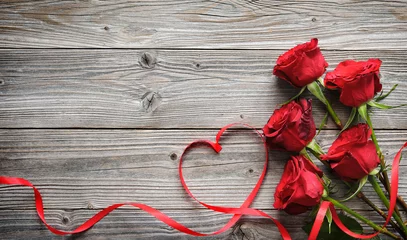 Gartenposter Romantischer Blumenrahmen mit roten Rosen und Band auf Holzuntergrund © Alexander Raths