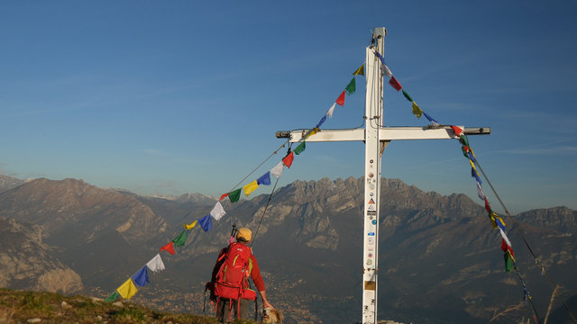 Croce di vetta con bandierine tibetane Stock Photo