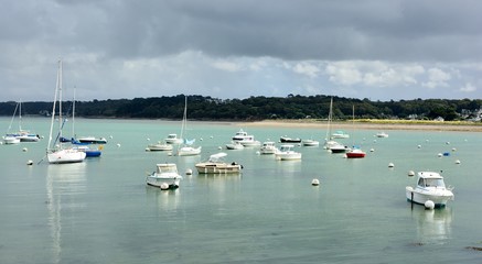 Fototapeta na wymiar La baie de Perros-Guirec près du port.Bretagne