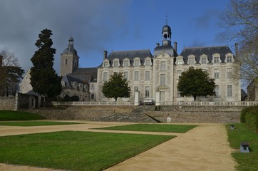 Fototapeta na wymiar église et abbaye (devenue mairie) de St Georges sur Loire, France
