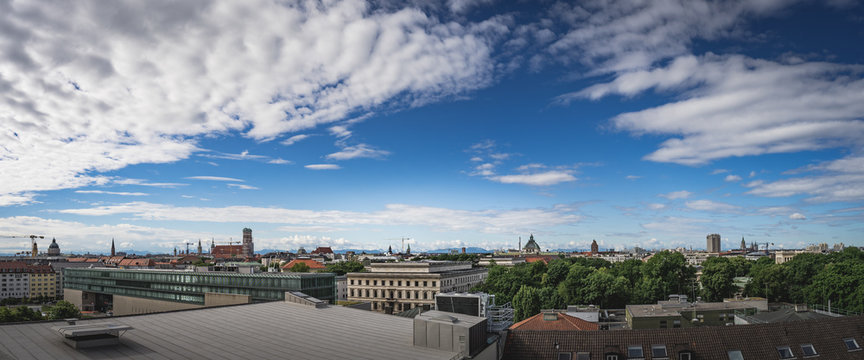 M&uuml;nchen vor Alpenpanorama und Skyline