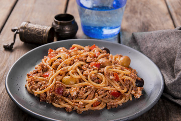 pasta, spaghetti with minced meat, tomato, olives, olives	