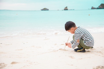 浜辺で遊ぶ女の子