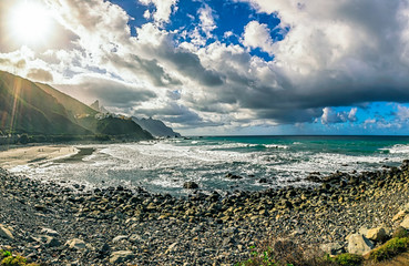 Sonne über dem Benijo Beach, am bezaubernden Strand im Norden der spanischen Urlaubsinsel Teneriffa