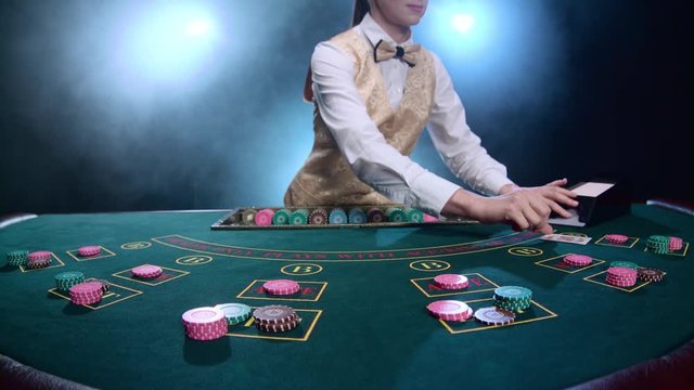 казино депутат. рулетка казино. человек тасующий карты в казино. крупье в полный рост. казино на свадьбе.