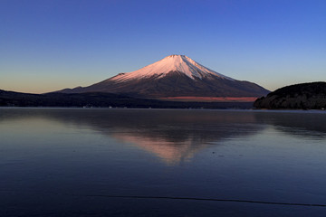 赤く染まった富士山と未明の山中湖