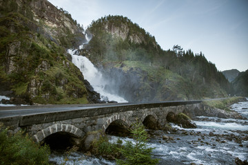 cascada puente noruega