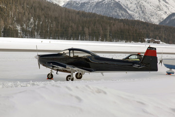 Obraz premium A view of a propeller airplane in the snow covered landscape in the alps switzerland