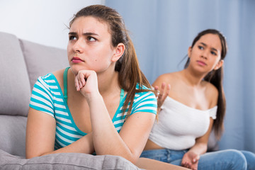 Obraz na płótnie Canvas Quarrel between two teens girls