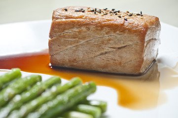 Lomo de Atun de la almadraba, con salsa de soja.