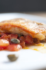 Salmonete japofrito con salsa de tomates y alcaparras 