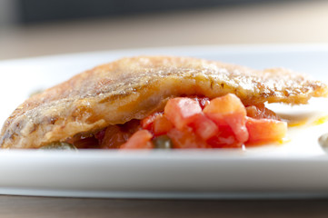 Salmonete japofrito con salsa de tomates y alcaparras 