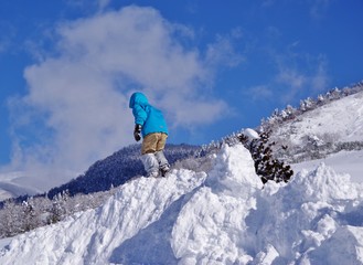 Naklejka na ściany i meble 雪山を登る子供