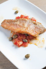 Salmonete japofrito con salsa de tomates y alcaparras 