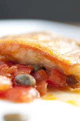 Salmonete japofrito con salsa de tomates y alcaparras 