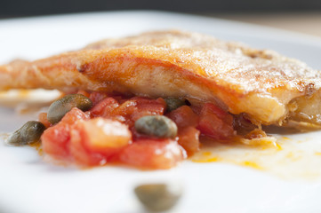 Salmonete japofrito con salsa de tomates y alcaparras 