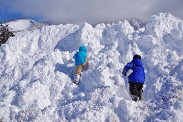 雪山を登る子供