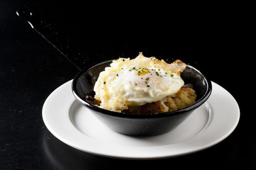 Huevos estrellados con setas.