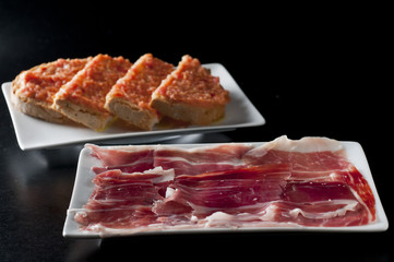 jamón serrano, lascas, pan tumaca, lascas de jamón de guijuelo con pan y tomate.