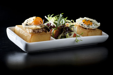 cubos de patata con huevos de codorniz trufados.