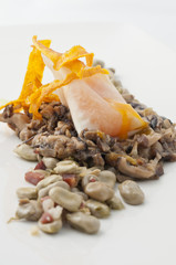 habitas tiernas con setas y yema al punto