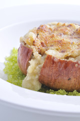 Cebolla a la sal, rellena de cebolla cremosa y queso caciocavallo..Restaurante Brucculino.