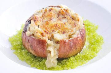 Cebolla a la sal, rellena de cebolla cremosa y queso caciocavallo..Restaurante Brucculino.