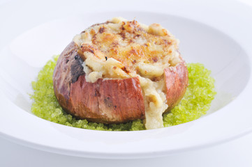 Cebolla a la sal, rellena de cebolla cremosa y queso caciocavallo..Restaurante Brucculino.