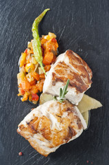 Mero al horno sobre pisto de calabaza.