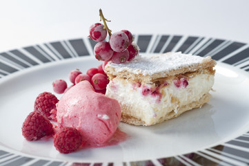 Hojaldre de crema con frambuesas naturales.