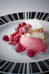 Hojaldre de crema con frambuesas naturales.