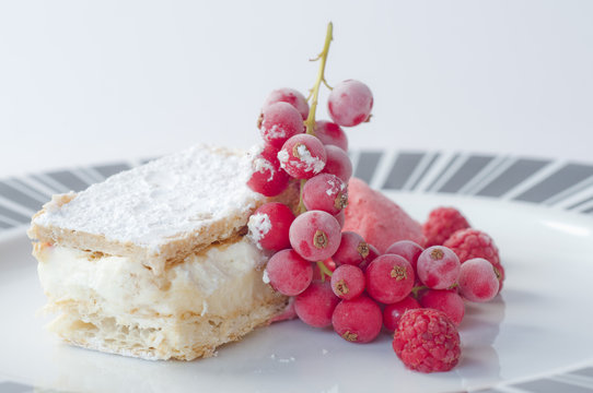 Hojaldre de crema con frambuesas naturales.