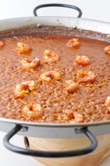 Arroz rojo con carabineros.