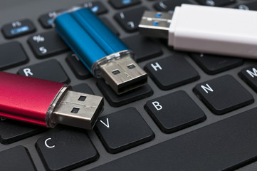 Notebook und USB-Stick