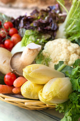 Cesta di ortaggi freschi misti