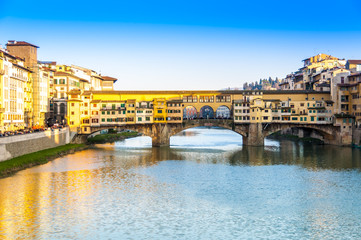 Fototapeta premium Ponte Vecchio sur l'Arno à Florence, Toscane en Italie