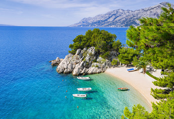 Mooi strand dichtbij Brela-stad, Dalmatië, Kroatië. Makarska Riviera, beroemde bezienswaardigheid en toeristische reisbestemming in Europa