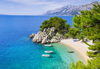Photo sur Plexiglas Plage et mer Belle plage près de la ville de Brela, Dalmatie, Croatie. Makarska riviera, célèbre point de repère et destination touristique de voyage en Europe