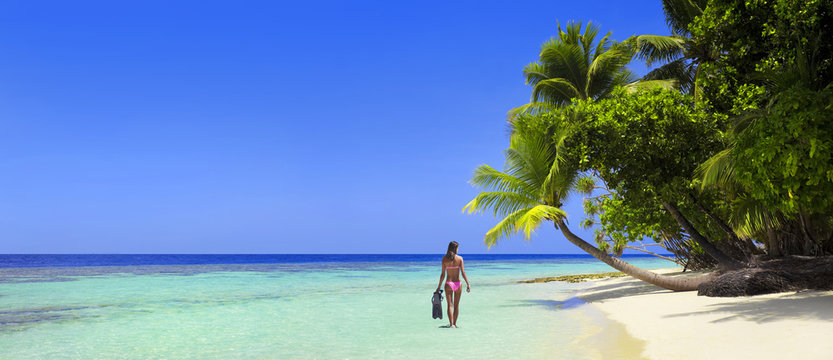 Sch&ouml;ner Maledivenstrand mit Bikinimodel